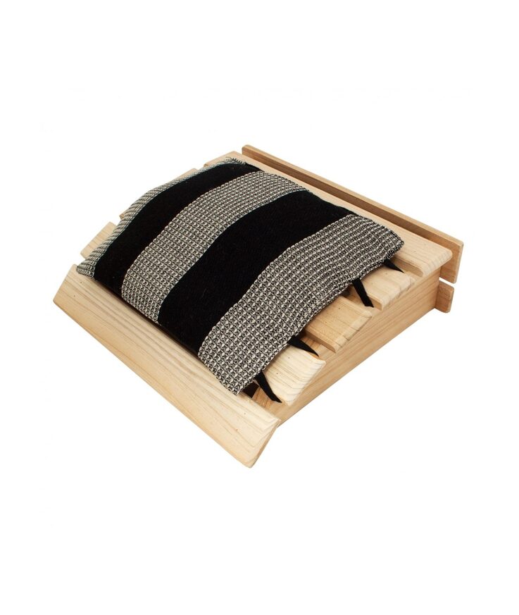 Huvudstöd emendo i trä med Dyna svart linne